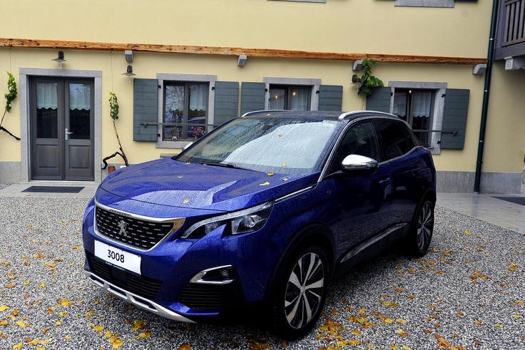 Vrh ponudbe bo predstavljala izvedba 3008 GT, ki v ospredje postavlja dinamičen videz in bogato serijsko opremo, med katero so celovita ponudba aktivne vozniške asistence, navigacija 3D, 19-palčna platišča, LED-žarometi, paket i-Cockpit amplify, dinamični paket sport, masažni sedeži … Peugeot 3008 GT bo na voljo le v kombinaciji z najmočnejšim dizlom 2.0 BlueHDi 180 in šeststopenjskim samodejnim menjalnikom EAT6. Za to najbolj zmogljivo in opremljeno različico bo treba pripraviti 31.970 evrov. | Foto: Jure Gregorčič