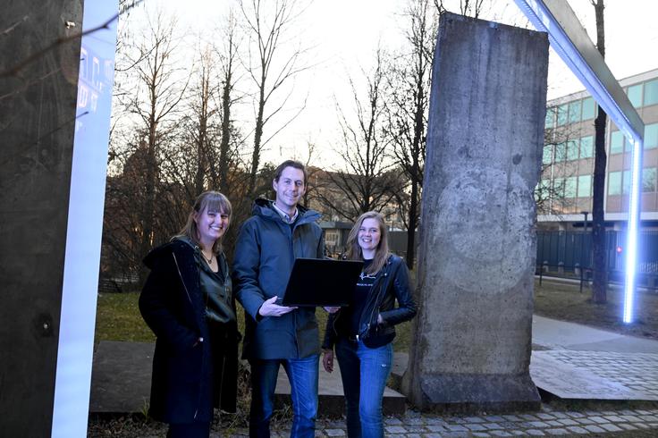 Nemški zgodovinar Moritz Pöllath se ne strinja s tem, kako nemški in evropski mediji prikazujejo Trumpa. Na fotografiji iz leta 2022: Pöllath in njegovi študentki. | Foto: Guliverimage