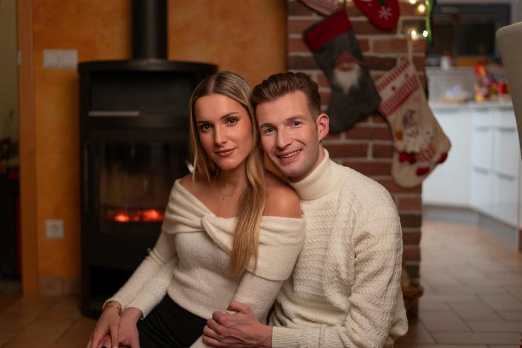 Jelar je prevzel vlogo fanta, ki prvič prav v božičnem času spozna družino dekleta, ki jo je tokrat odigrala Ana Guček. | Foto: Rok Maver