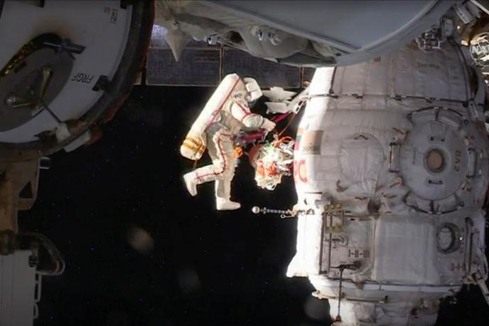 ISS Mednarodna vesoljska postaja | Zasebne polete v vesolje ponujajo tudi druga zasebna podjetja. Ameriški SpaceX namerava turista na polet okoli Lune poslati leta 2023. | Foto Reuters