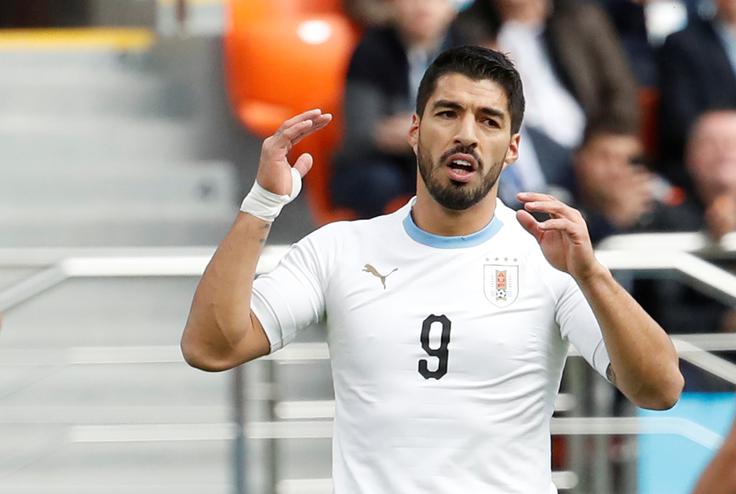 Luis Suarez bo danes oblekel državni dres že stotič. | Foto: Reuters