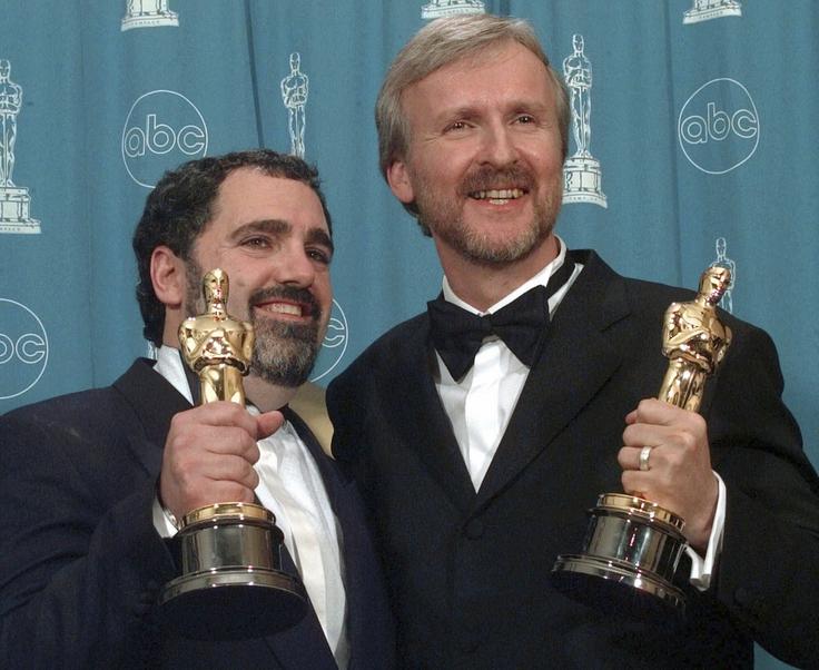 Jon Landau in James Cameron sta leta 1998 na Oskarjih slavila s Titanikom. | Foto: Guliverimage