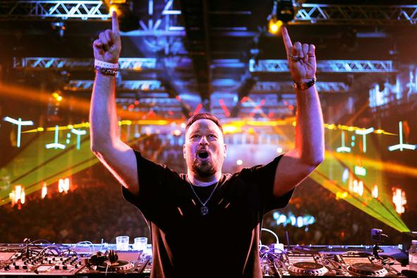 DJ Umek z edinstvenim spektaklom #video