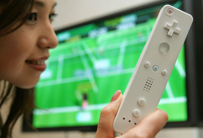 Kot so pričakovali pri Nintendu, je konzola Wii postala ogromna uspešnica. V prvih nekaj mesecih je Nintendo prodal več Wiijev kot njegova največja tekmeca Sony in Microsoft svojih konzol Playstation 3 in Xbox 360 skupaj. Wii (na fotografiji daljinec in igra Wii Sports) je s 101 milijonom prodanih izvodov sicer peta najbolje prodajana igralna konzola v zgodovini. | Foto: Reuters