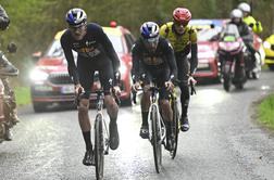 Jonasu Vingegaardu etapa s ciljnim vzponom, Juan Ayuso padel in odstopil