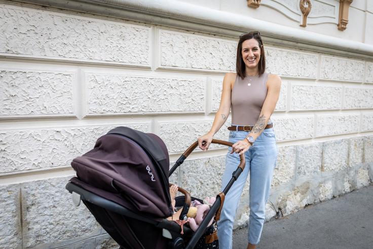 Dnevi se ji vrtijo okoli hčerk, starejša bo decembra dopolnila šest let, mlajša pa bo upihnila prvo svečko. | Foto: Gaja Hanuna