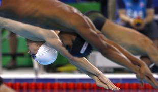 Olimpijec plava le z velikimi ribami. Dobesedno.