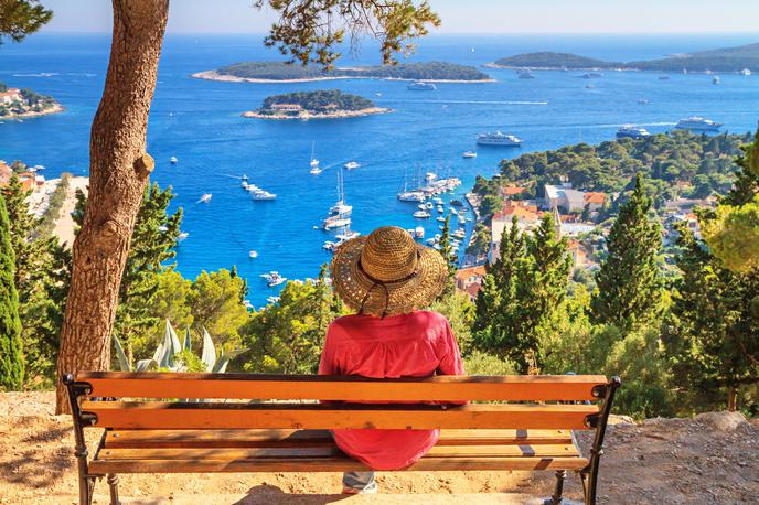 Hrvaška, pogled na morje, turistka | Slovenci obiskujejo tudi celinsko Hrvaško. Poleg Zagreba jih privlačijo različne mikroregije, med njimi Zagorje, kjer je v osredju wellness ponudba, in Medžimurje, vse zanimivejša pa je tudi Slavonija s poudarkom na doživljajskem turizmu in gastronomiji. | Foto Shutterstock