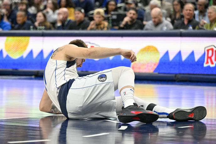 Luka Dončić Dallas Mavericks | Luka Dončić jo je po spektakularnem padcu odnesel brez poškodb. | Foto Reuters