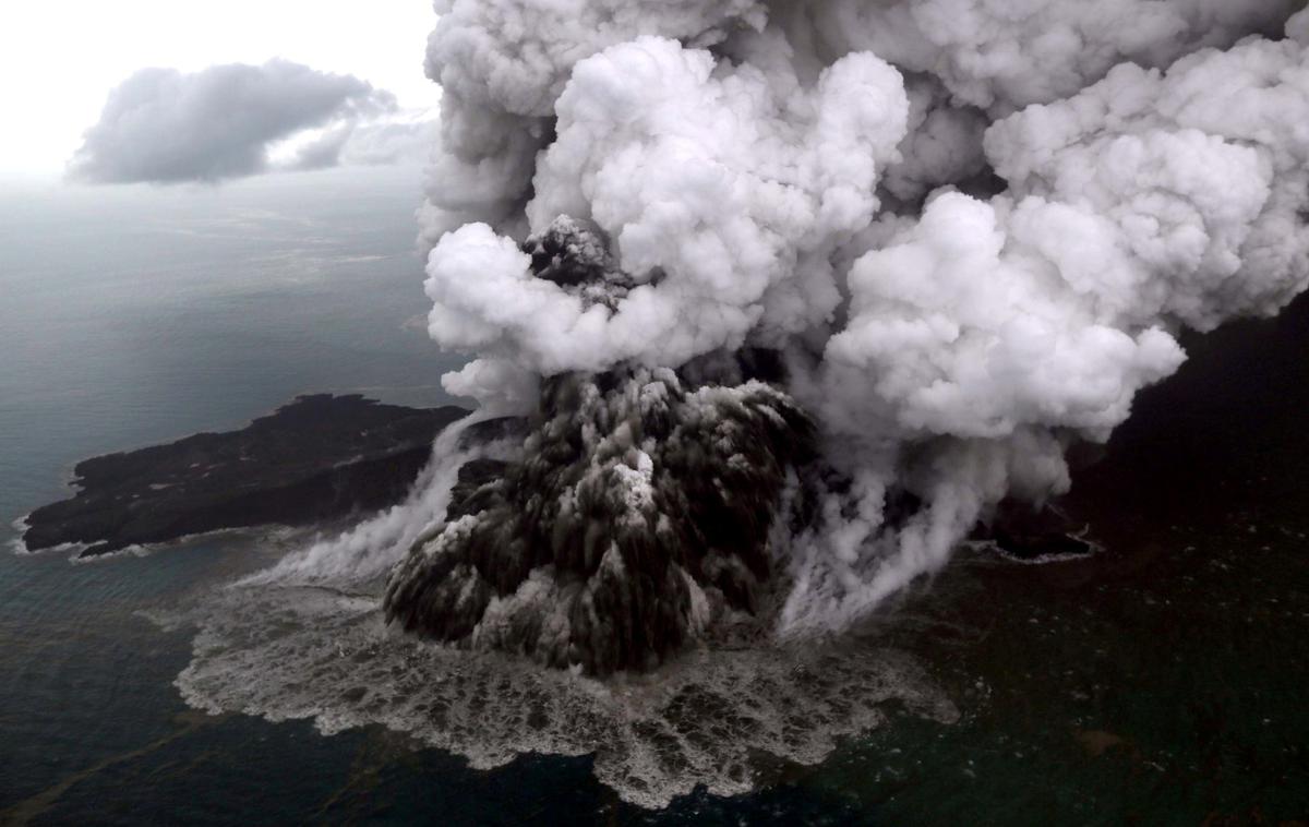 vulkan Anak Krakatau | Kraterja na vrhu vulkanske gore, pred izbruhom visoke 340 metrov, ni več, na tem mestu je nastal majhen zaliv. | Foto Reuters