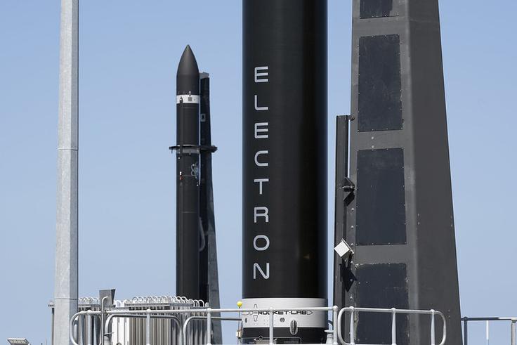 V vesoljski industriji deluje tudi SpaceX v lasti milijarderja Elona Muska, ki prevladuje z večjimi nosilnimi raketami in obsegom izstrelitev, Rocket Lab pa se osredotoča predvsem na manjše, bolj fleksibilne misije. Zadnja izstrelitev v Rocket Labu je bila 28. marca 2026. | Foto: Rocket Lab