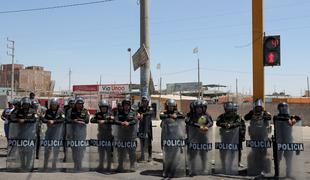 Po odstavitvi perujskega predsednika v protestih ubitih najmanj 17 ljudi #video