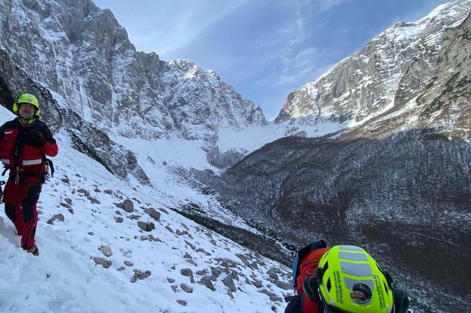Gorski reševalci | Zaradi snežnih razmer so gorski reševalci imeli hkrati še nekaj drugih intervencij oziroma reševanj tako tujih kot slovenskih planincev iz bivakov in planinskih koč. | Foto Gorska reševalna zveza Slovenije/Facebook