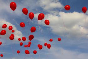 Zakaj bo ta konec tedna po Sloveniji toliko rdečih balonov?