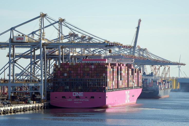 Ogromen kontejnerski terminal v Rotterdamu, kjer bi lahko privezali tudi vojaške ladje. | Foto: Gulliverimage