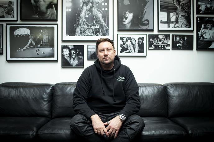 Uroš Umek | "Ne vem, kaj me čaka. Nekdo bo kupil NFT za moj nastop in jaz bom moral najverjetneje na letalo. Mogoče bom moral na Novo Zelandijo ali Aljasko. Morda bom nastopil v baraki, morda v klubu ali pa na festivalu," se nove izkušnje veseli DJ Umek. | Foto Ana Kovač