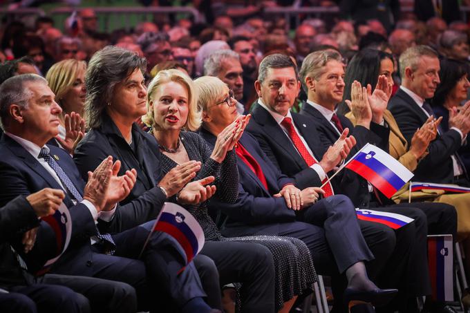 Državne slovesnosti, ki je potekala v Stožicah, se je udeležil ves državni vrh. Poleg premierja s partnerko Tino Gaber še predsednica republike Nataša Pirc Musar z možem Alešem Musarjem in predsednica DZ Urška Klakočar Zupančič s partnerjem Borom Zuljanom. | Foto: STA