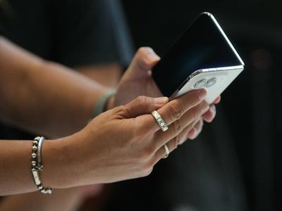 Sedem let po Samsungu tudi Apple predstavil prvi zložljivi telefon
