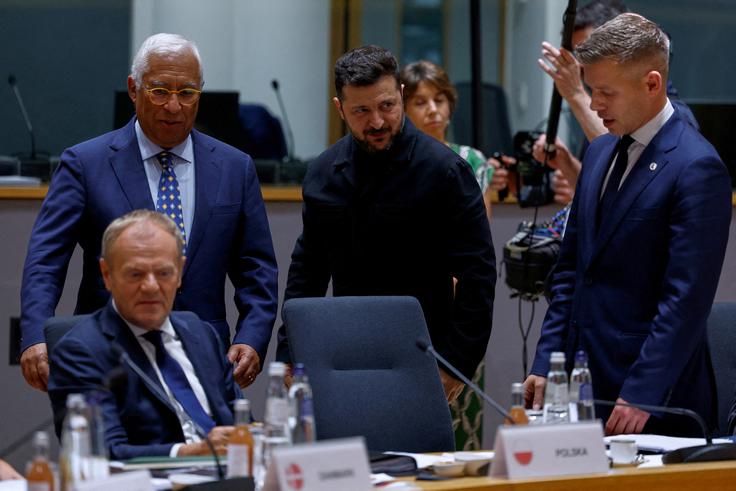 Ukrajinski predsednik Volodimir Zelenski poleg madžarskega premierja Petra Magyarja, predsednika Evropskega sveta Antonia Coste in poljskega premierja Donalda Tuska | Foto: Reuters