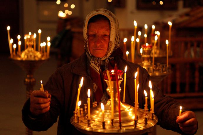 velika noč, pravoslavci, sveče | Pravoslavni verniki so božič pričakali s polnočno liturgijo, danes dopoldne pa bo po cerkvah potekala osrednja božična liturgija. V Ljubljani bo v cerkvi sv. Cirila in Metoda ob 9. uri. | Foto Reuters