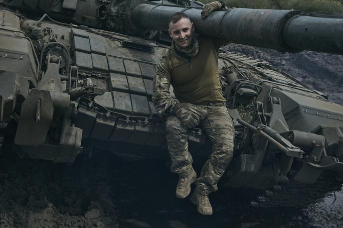 Ukrajinski tankist | Kot ugotavljajo nekateri vojaški analitiki, na novo vpoklicane in z zahodnim orožjem oborožene ukrajinske enote zaradi premalo izkušenj za zdaj niso preveč uspešne. | Foto Guliverimage