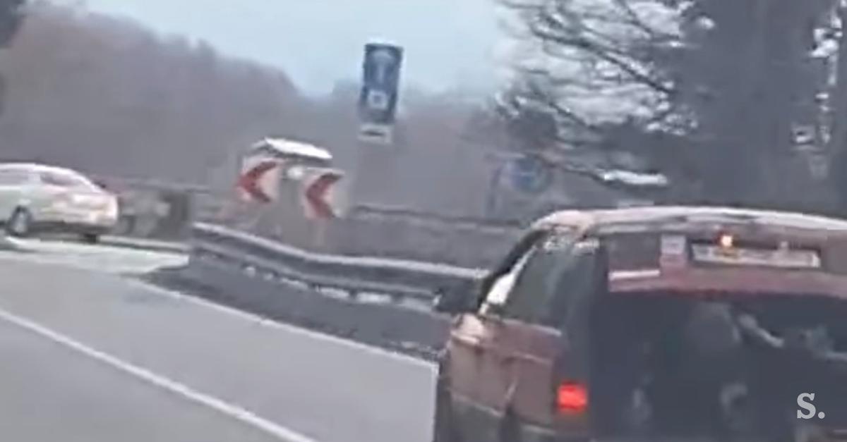 Neobičajen prizor: voznik pri Metliki v prtljažnik naložil preveč drv Kép