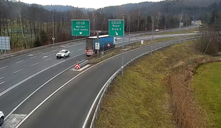 Tovornjak zgrešil izvoz in na avtocesti zapeljal kar vzvratno #video