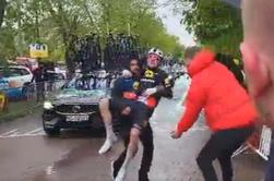 Obupno vreme terjalo žrtve: drgetajočega Danca odnesli s kolesa #video