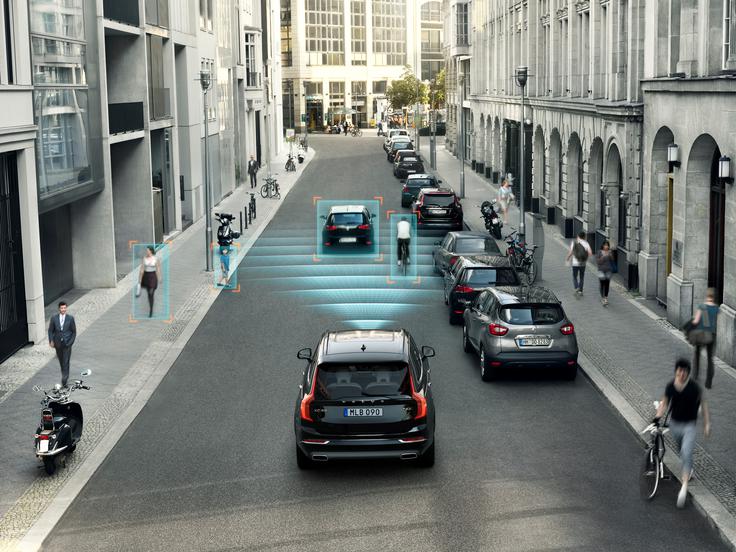 Pri varnosti pešcev pomagajo novi varnostni sistemi, ki pešca zaznajo in s samodejnim zaviranjem preprečujejo nalet. | Foto: Volvo