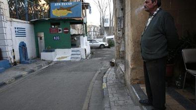 Z e-cigareto v roki na drugačno pot kot Ciper