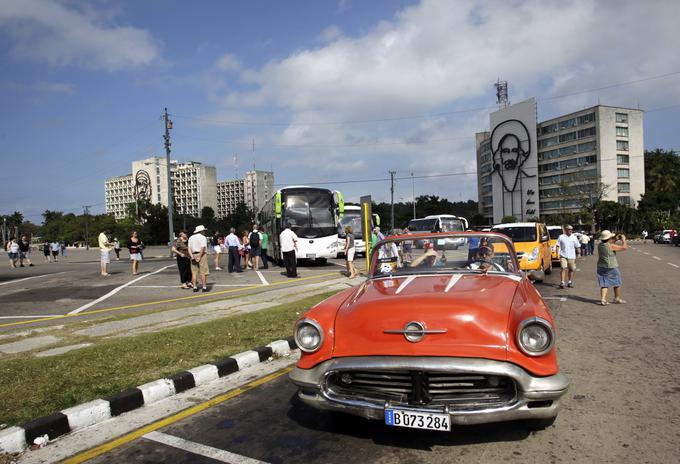 Kuba je visoki jubilej svojega dolgoletnega voditelja ta mesec obeležila že na več načinov, med drugim s fotografskimi razstavami o njegovem življenju in najdaljšo cigaro na svetu.  | Foto: Reuters