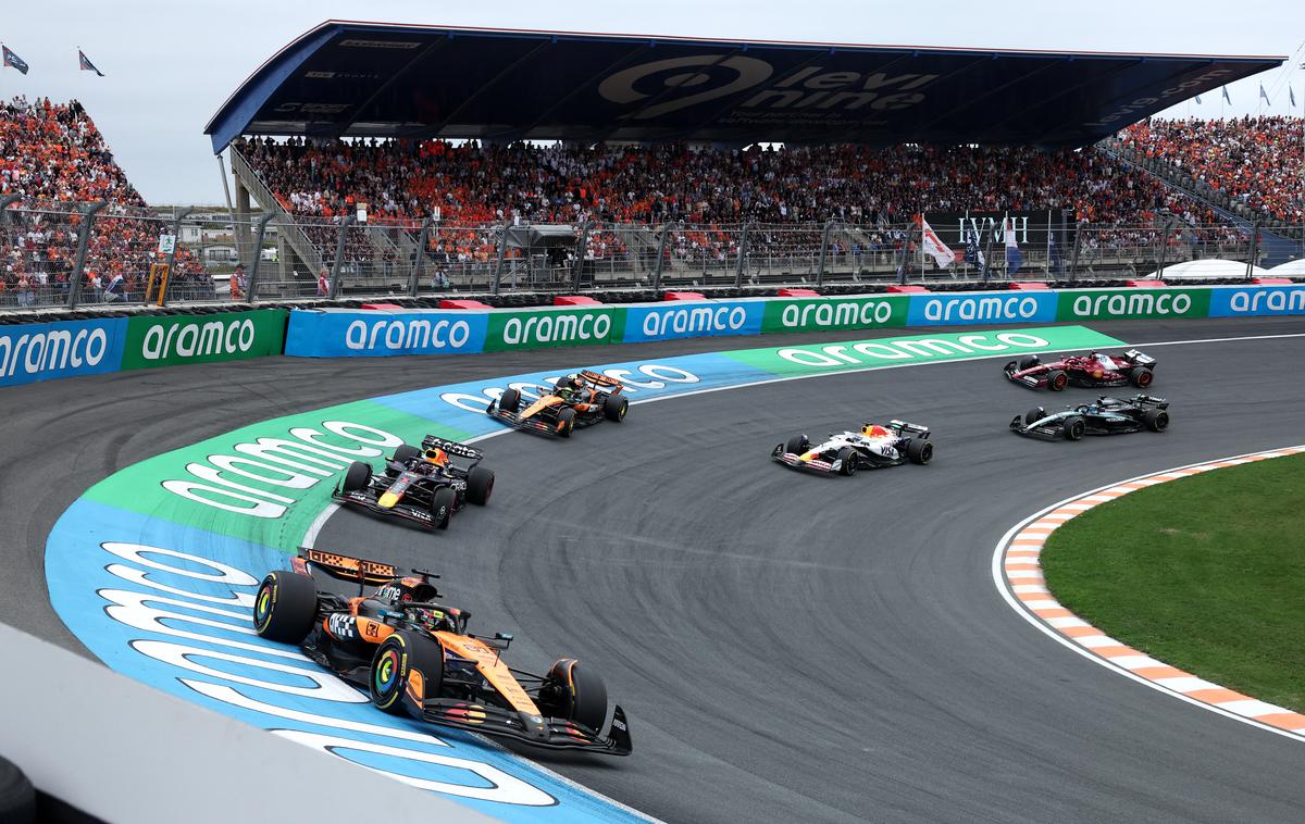 Zandvoort Oscar Piastri Max Verstappen | Nagjeni zavoji v Zandvoortu še popestrijo dirkanje. Max Verstappen je prehitel Landa Norrisa. | Foto Reuters
