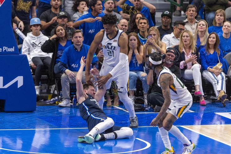 Hassan Whiteside je s prekrškom ustavil poskus zabijanja s strani Dončića. | Foto: Reuters