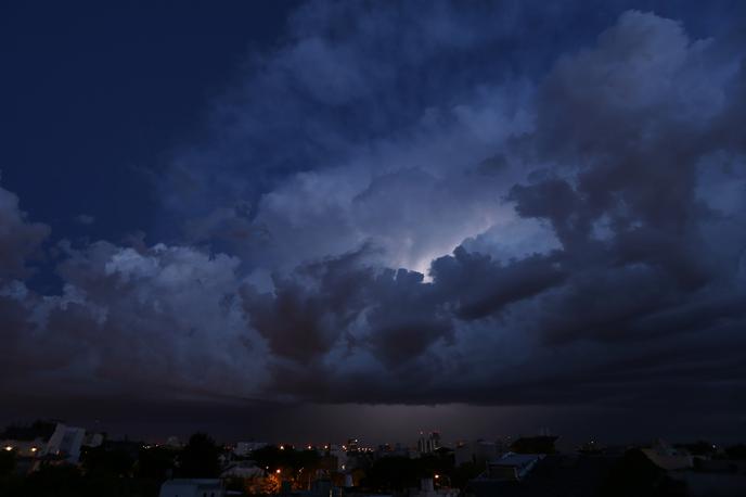 Nevihta, neurje | Mednarodni vremenoslovci napovedujejo celo, da bo vreme v noči na nedeljo v regiji tako nestabilno, da se lahko oblikujejo celo tornadi. | Foto Reuters