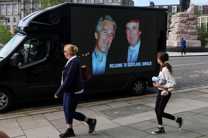 Donald Trump, Jeffrey Epstein | Trump in Epstein, oba Newyorčana, naj bi se spoznala v poznih osemdesetih letih prejšnjega stoletja in se – v skladu z dokumentiranimi primeri – v naslednjih letih pogosto družila in zabavala tako v New Yorku kot v Mar-a-Lagu. Po Trumpovem lastnem pripovedovanju sta bila prijatelja približno 15 let. Leta 2002 je za revijo New York povedal, da je Epstein "odličen fant", navaja Newsweek. | Foto Reuters