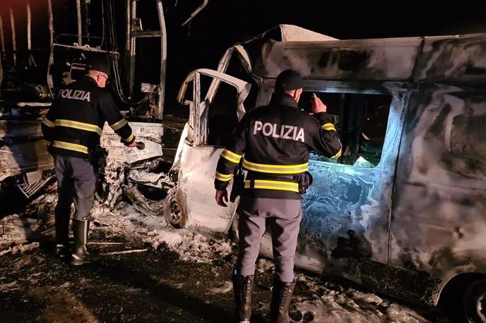 Italija, nesreča | Po poročanju lokalnega časopisa je reševalno vozilo zapeljalo na vozni pas, kjer je bil avtobus, sledilo pa je neposredno trčenje, v katerem je zagorel rešilec. | Foto X/Polizia di Stato