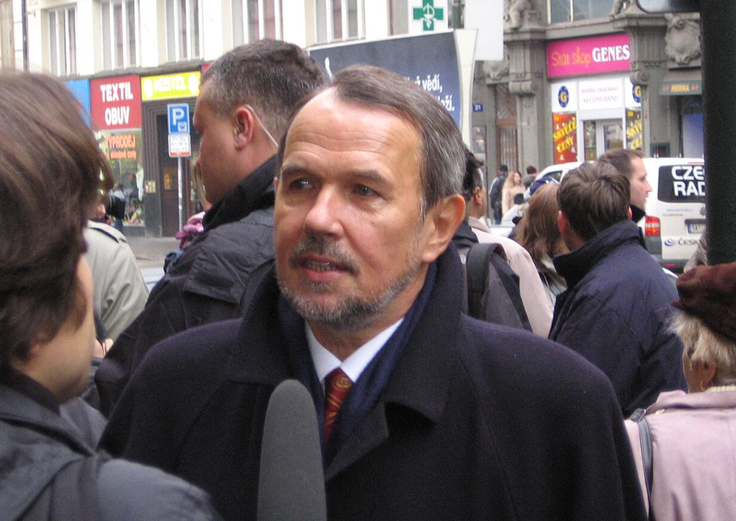 Češki novinar Petr Hájek, ki vodi eno od vplivnejših čeških proruskih propagandnih spletnih strani, je v preteklosti med drugim trdil, da kajenje ne povzroča zdravstvenih težav in da gre za zaroto zdravstvene stroke, da je teorija evolucije napačna, da so napad na Svetovni trgovinski center (WTC) leta 2001 zrežirali Američani sami in da Osama bin Laden nikoli ni obstajal, da je bil nekdanji češki predsednik Václav Havel, ki je umrl leta 2011, satanist. Hájeka je češki preiskovalni portal Seznam Zprávy leta 2023 obtožil, da je oportunist, ki služi na račun strašenja in zavajanja državljanov. | Foto: Wikimedia Commons / David Sedlecký