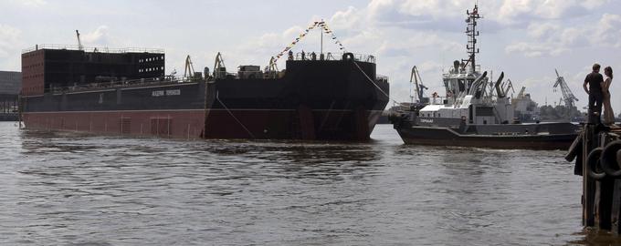 Prvo "kopanje" plavajoče jedrske elektrarne Akademik Lomonosov, 30. junij 2010.  | Foto: Reuters