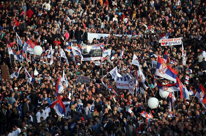 V središče srbske prestolnice so prispeli podporniki Vučića iz vseh delov Srbije, okoli 7.000 s Kosova, pa tudi iz Črne gore in Republike srbske. V rokah so držali srbske zastave in napise v podporo predsedniku. | Foto: Reuters