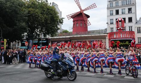 V živo: kolesarje spet moči dež, bliža pa se drugi naskok na Montmartre