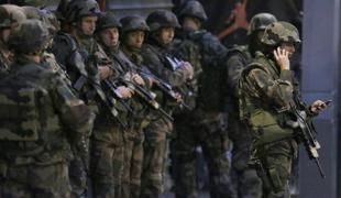 Francozi se množično prijavljajo v vojsko (video)