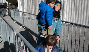 Sodišče EU: Članica EU prosilcev za azil ne more kar tako vrniti v državo vstopa