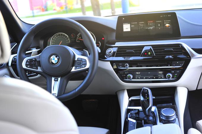 Za BMW prepoznavna notranjost avtomobila, v kateri je prvič digitalni sredinski zaslon občutljiv na dotik. Zelo je odziven. | Foto: Gregor Pavšič