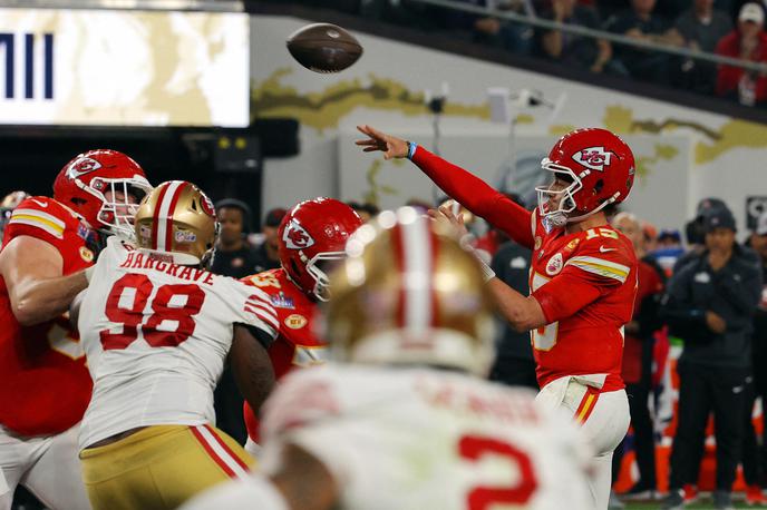 Super Bowl Kansas City Chiefs San Francisco 49ers Patrick Mahomes | Patrick Mahomes je v tretji četrtini najprej vrgel prestreženo žogo, nato pa vendarle tudi touchdown. | Foto Reuters