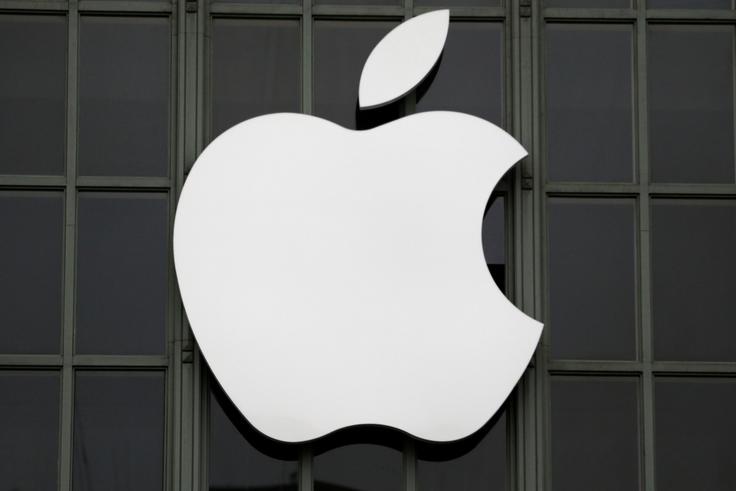 Apple je kljub padcu prodaje iPhona danes še vedno najvrednejše podjetje na svetu. Tržna kapitalizacija Appla znaša prek 615 milijard dolarjev oziroma malce manj od 590 milijard evrov. Na drugem mestu je Alphabet (nekdanji Google), na tretjem Microsoft. | Foto: Reuters