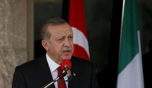 Erdogan turškemu ustavnemu sodišču zagrozil z ukinitvijo