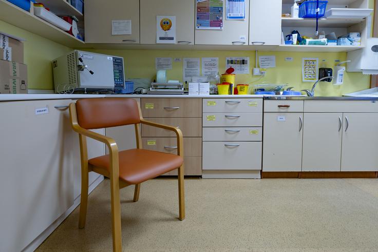 Ambulanta v Domu starejših v Logatcu, kamor trikrat tedensko pride zdravnik iz logaškega zdravstvenega doma.  | Foto: Ana Kovač