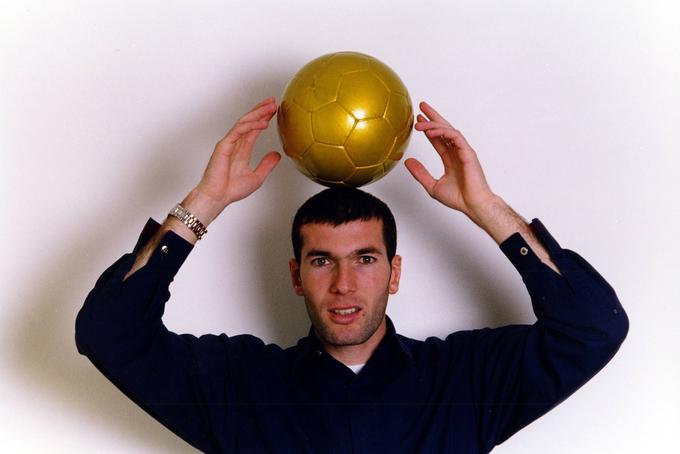 Francoz Zinedine Zidane je prejel zlato žogo leta 1998. V Sloveniji je svoje bogato nogometno znanje predstavil pet let pozneje, ko je za Bežigradom pomagal galskim petelinom do zmage v kvalifikacijah za Euro 2004 z 2:0. | Foto: Guliverimage