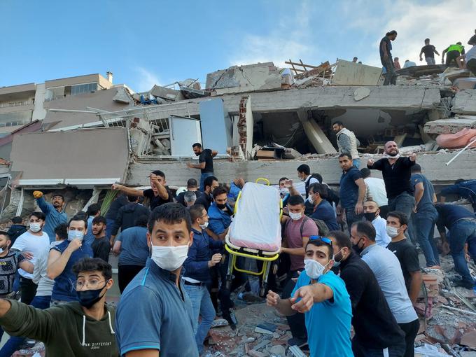 Po zadnjih podatkih je po petkovem silovitem potresu v Turčiji umrlo 83 ljudi. V Grčiji je potres terjal dve smrtni žrtvi. | Foto: Reuters