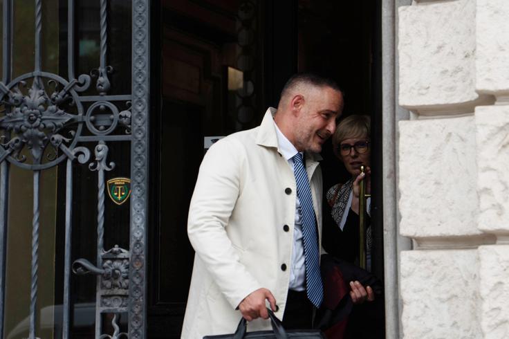 Tožilka je sicer danes predlagala izključitev javnosti z glavne obravnave in to utemeljila z varstvom osebnega življenja obeh oškodovank, od katerih je bila ena v času kaznivega dejanja mladoletna. Smodejev zagovornik, odvetnik Miloš Zarić se je s tem predlogom strinjal. Zarić je sicer med drugim v preteklosti zagovarjal Dina Muzaferovića - Cezarja. | Foto: Maks Marn/STA